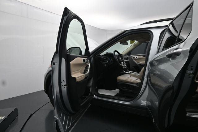 Certified 2022 Ford Explorer XLT w/ Equipment Group 202A AWD/4WD image 17