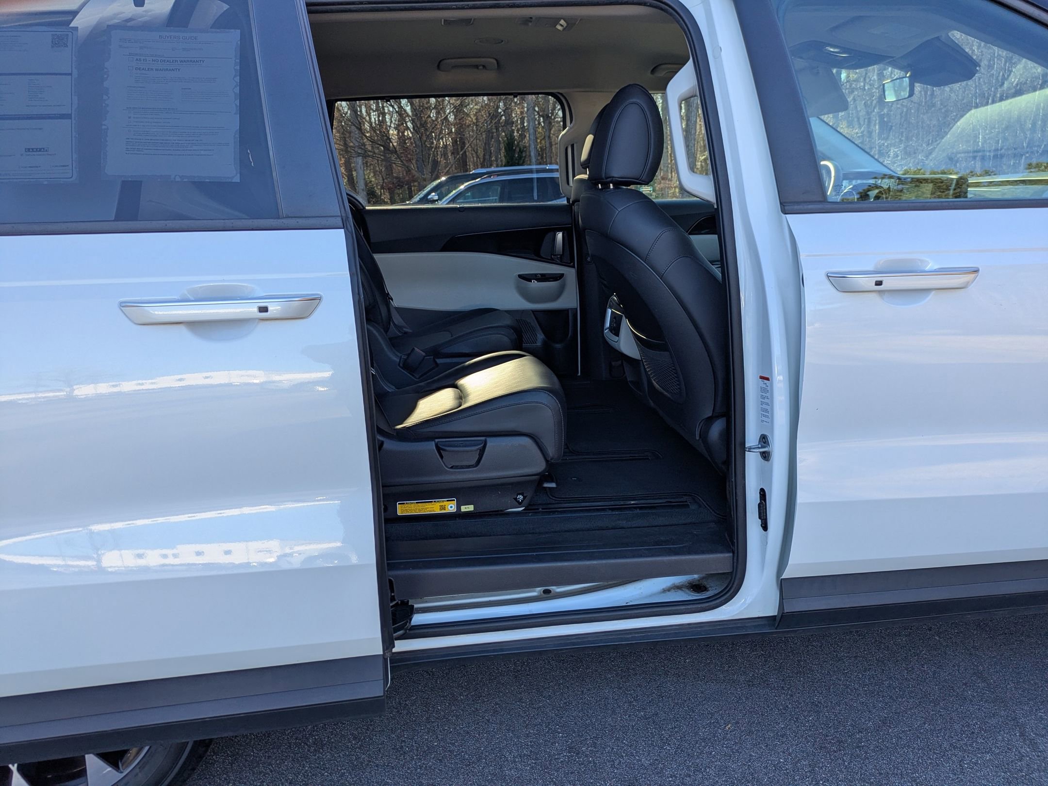 Used 2024 Kia Carnival EX image 32