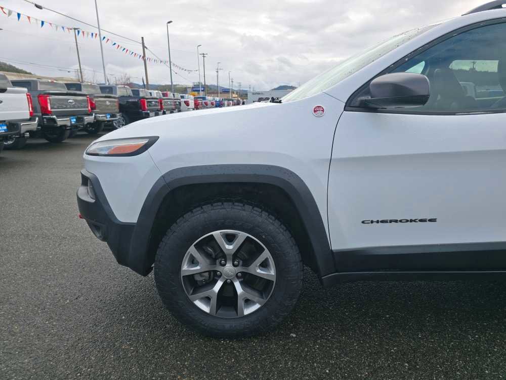 Used 2018 Jeep Cherokee Trailhawk image 3