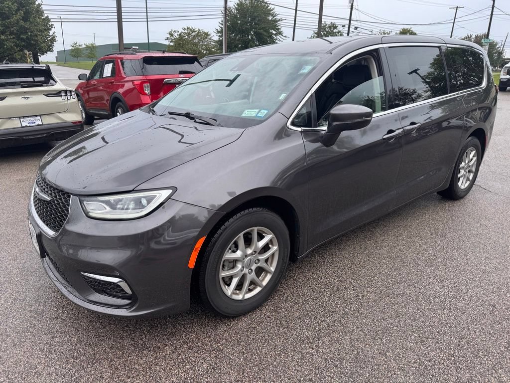 Used 2023 Chrysler Pacifica Touring-L FWD image 1