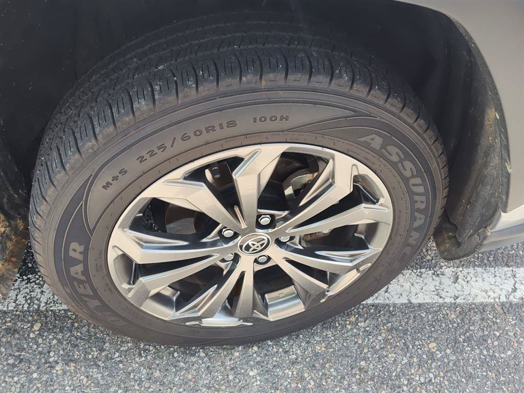 Used 2022 Toyota RAV4 XLE Premium AWD/4WD image 6