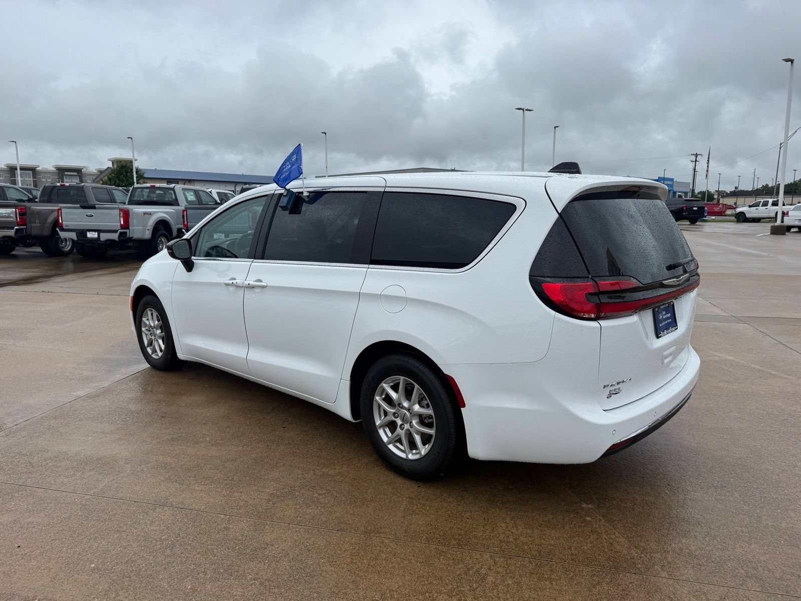 Used 2024 Chrysler Pacifica Touring-L FWD image 7