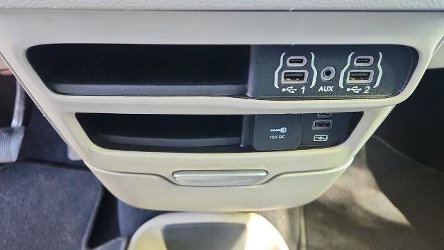 Used 2022 Chrysler Pacifica Touring-L image 11