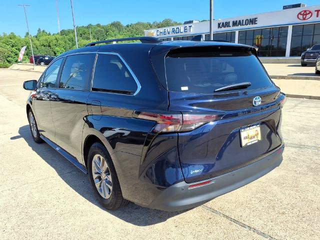 Used 2025 Toyota Sienna XLE FWD image 3