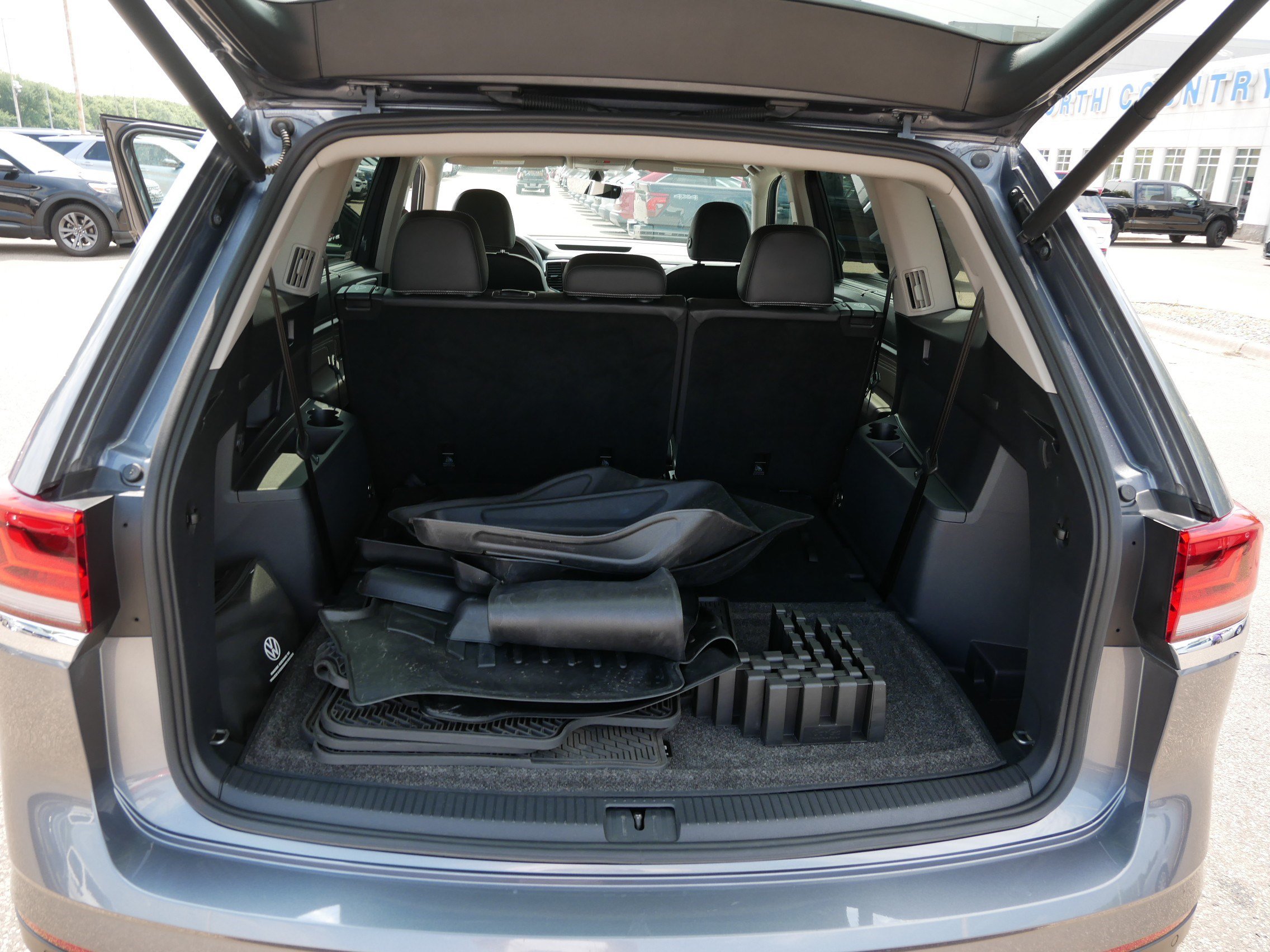 Used 2023 Volkswagen Atlas SE AWD/4WD image 18