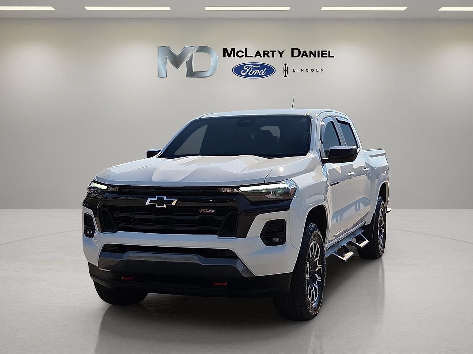 Used 2024 Chevrolet Colorado Z71 w/ Advanced Trailering Package AWD/4WD image 2