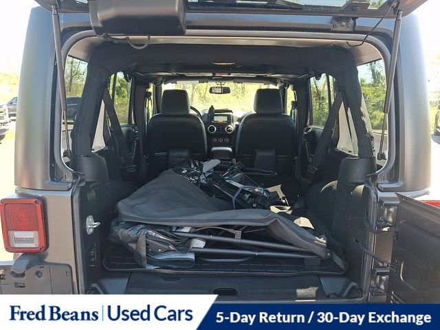 Used 2017 Jeep Wrangler Unlimited Sahara w/ Connectivity Group AWD/4WD image 30