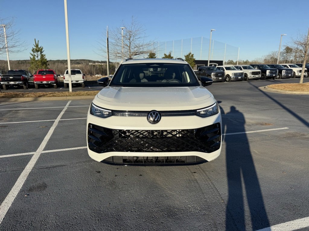 Used 2025 Volkswagen Tiguan SE R-Line image 8