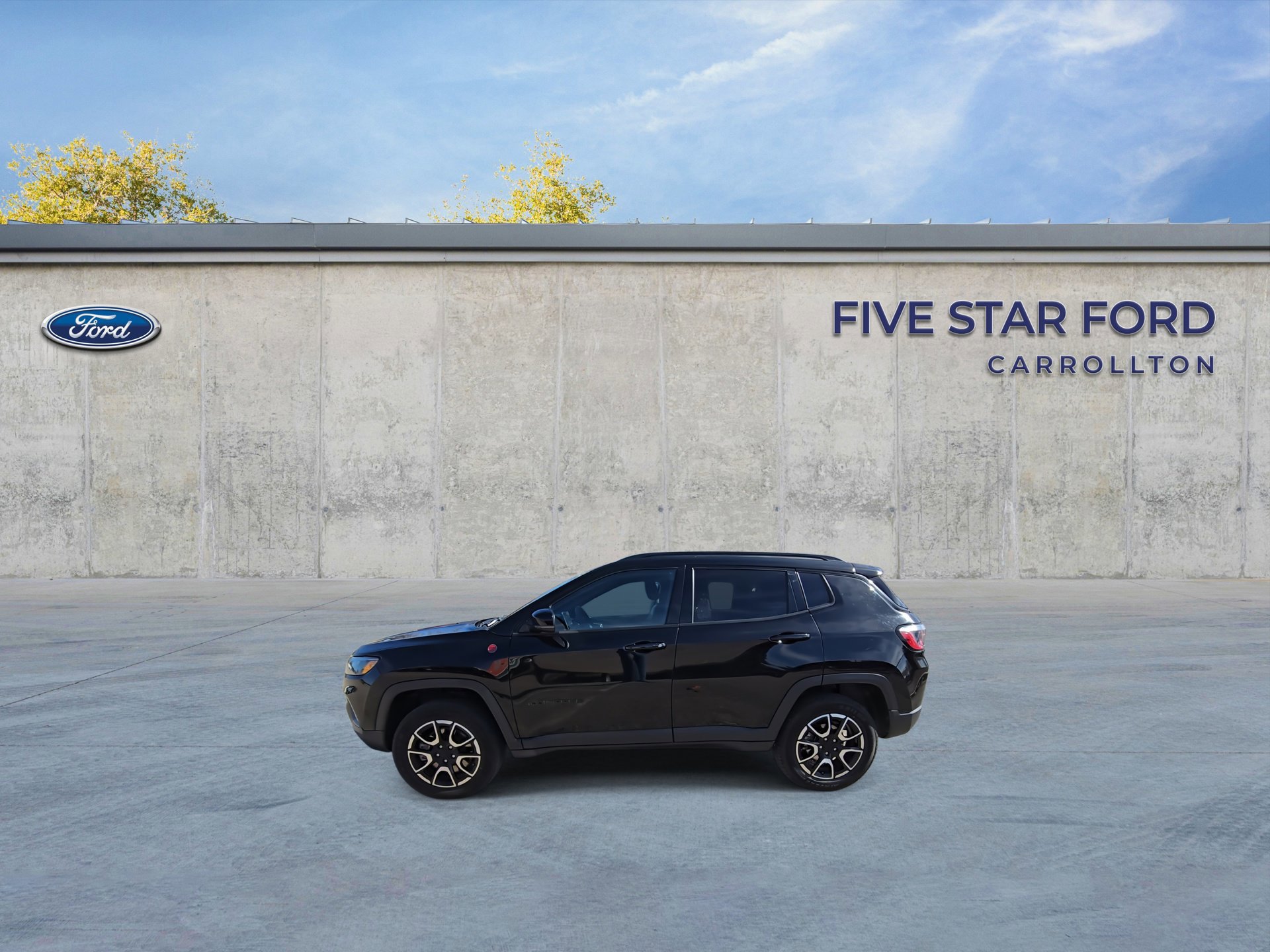 Used 2024 Jeep Compass Trailhawk image 2