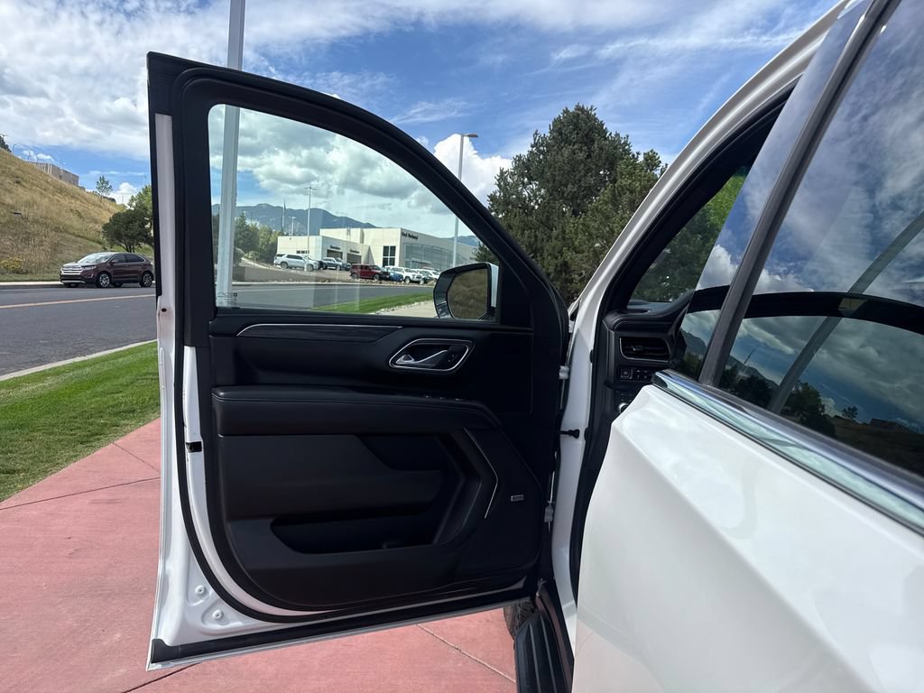 Used 2023 GMC Yukon SLT w/ SLT Luxury Package AWD/4WD image 11