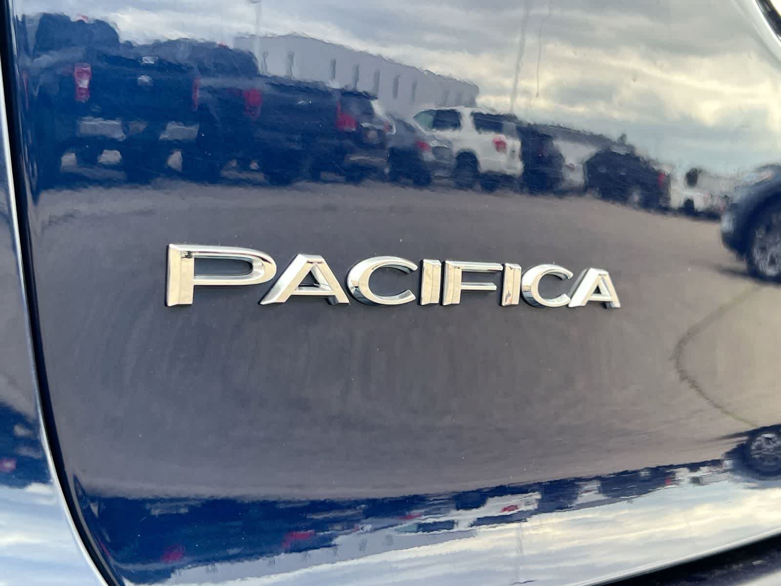 Used 2018 Chrysler Pacifica Touring-L Plus FWD image 13