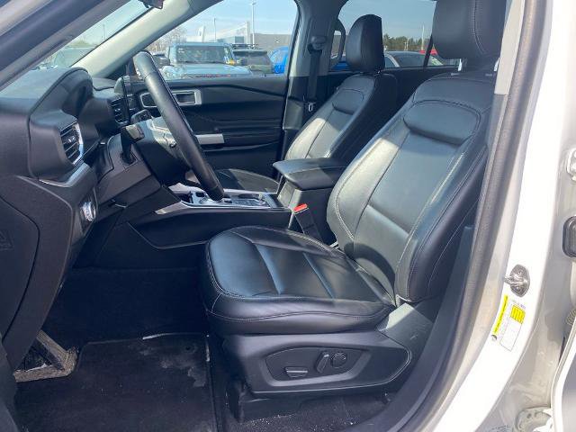 Certified 2022 Ford Explorer XLT w/ Equipment Group 202A image 9