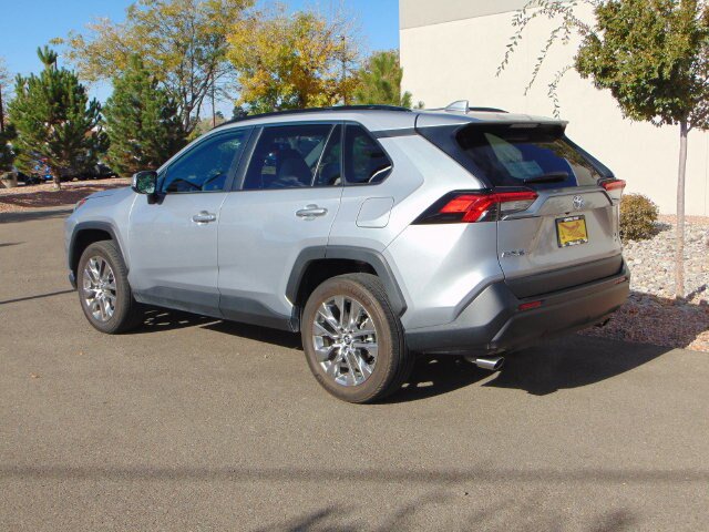 Used 2022 Toyota RAV4 XLE Premium AWD/4WD image 4