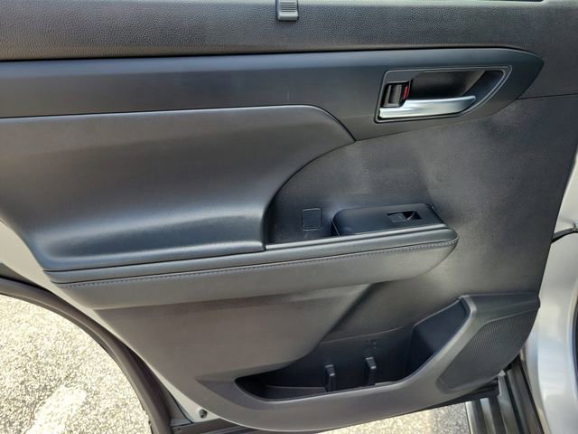 Used 2022 Toyota Highlander XLE FWD image 7