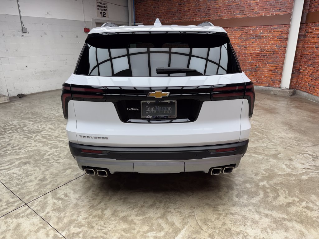 Used 2026 Chevrolet Traverse LT FWD image 4