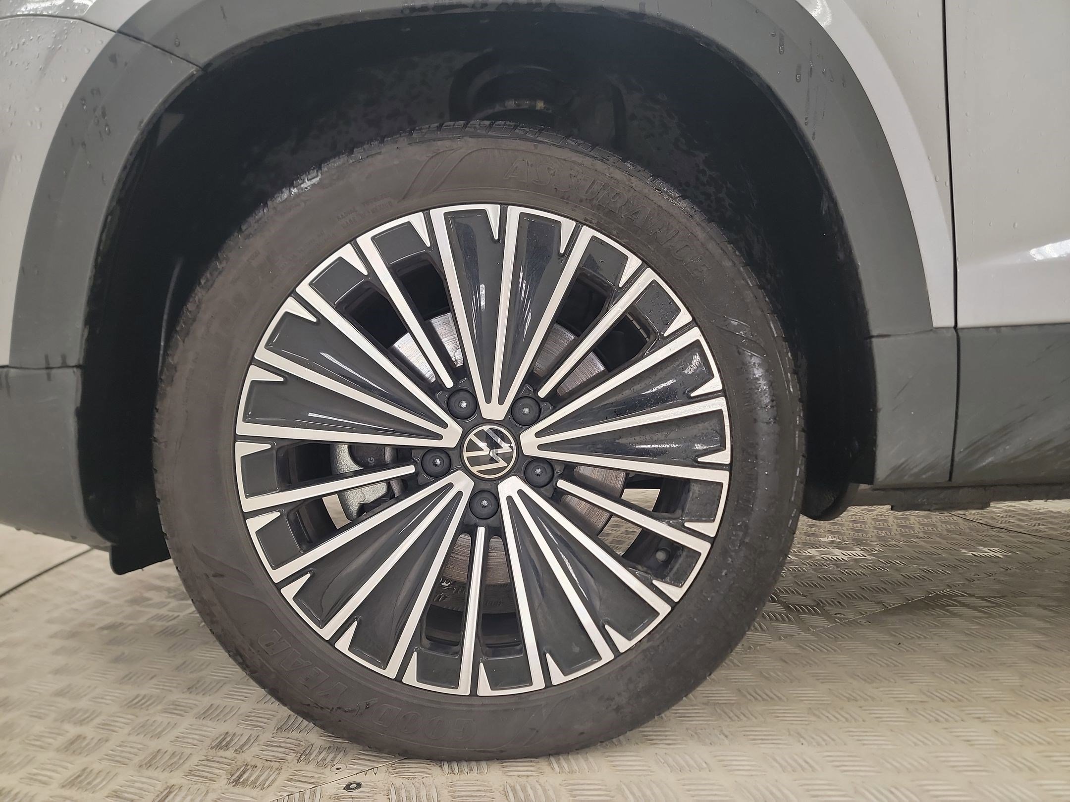 Used 2025 Volkswagen Taos SE FWD image 12