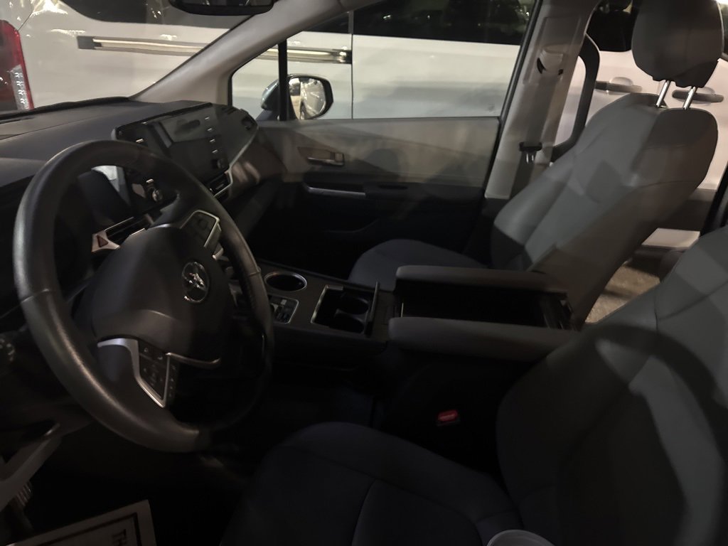 Used 2024 Toyota Sienna XLE image 8