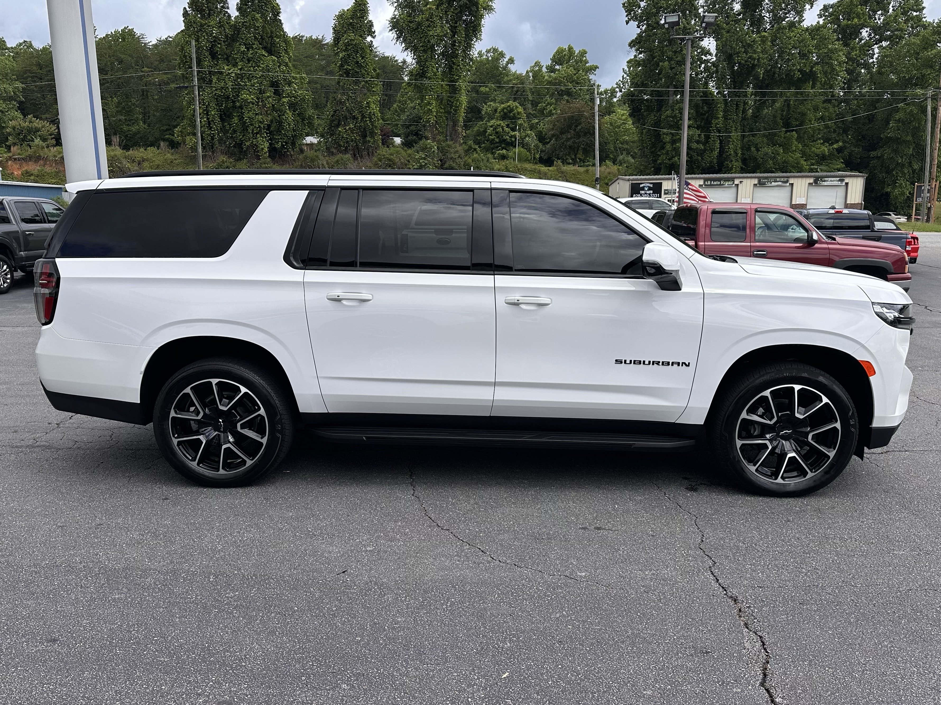 Used 2024 Chevrolet Suburban RST w/ Luxury Package AWD/4WD image 5