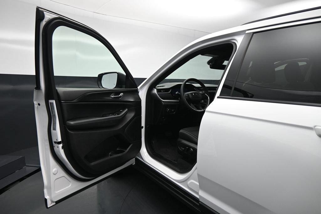 Used 2025 Jeep Grand Cherokee Laredo w/ Luxury Tech Group I AWD/4WD image 8