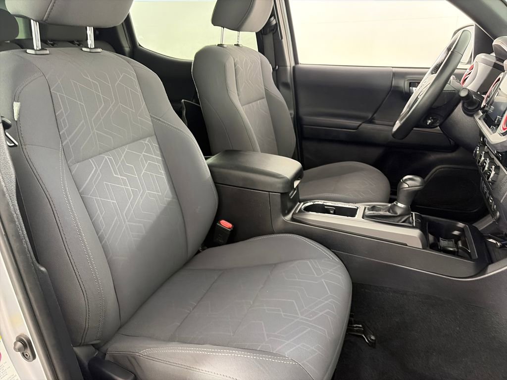 Used 2017 Toyota Tacoma TRD Off-Road w/ Premium & Technology Package AWD/4WD image 29
