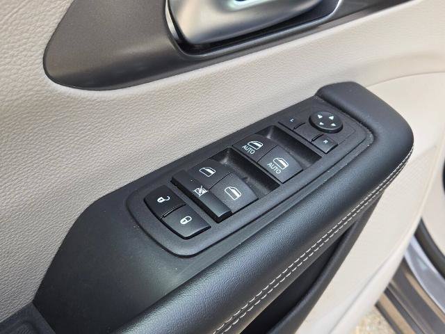 Used 2023 Chrysler Pacifica Touring-L FWD image 22