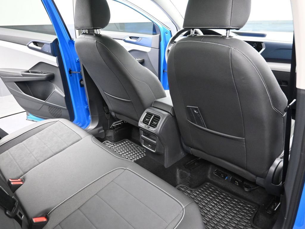 Used 2024 Volkswagen Taos SE w/ Panoramic Sunroof Package image 12