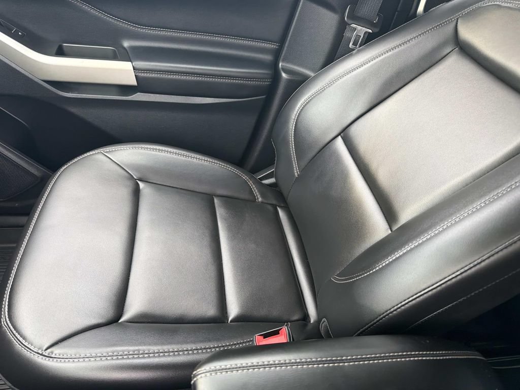 Certified 2022 Ford Explorer XLT w/ Equipment Group 202A RWD image 18