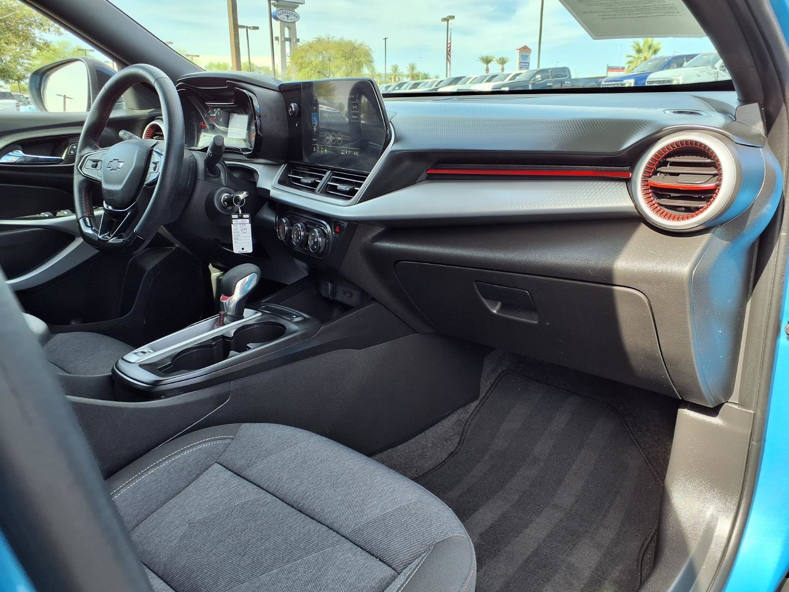 Used 2025 Chevrolet Trax RS w/ Sunroof Package FWD image 10