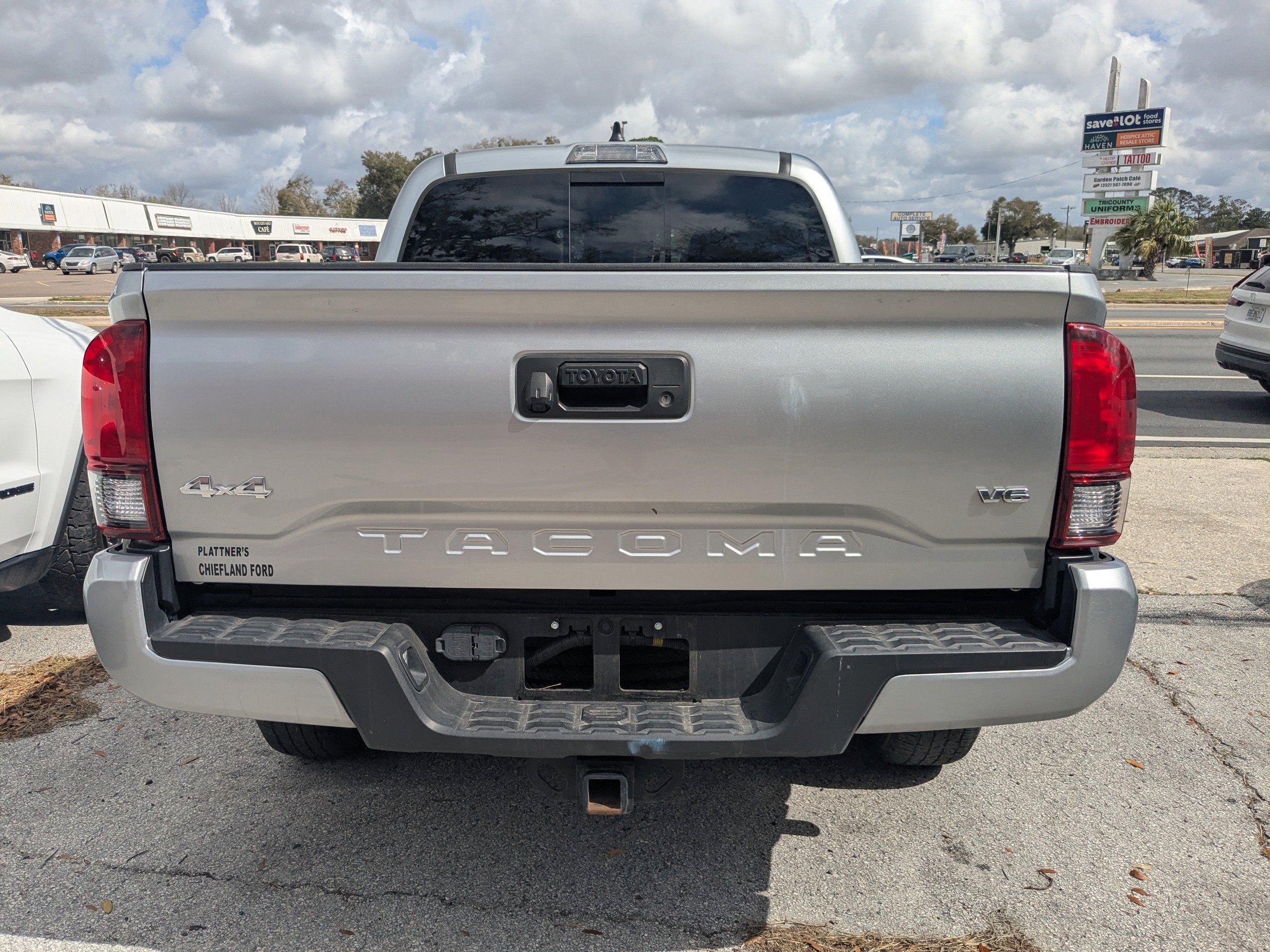Used 2022 Toyota Tacoma SR5 w/ Technology Package image 3