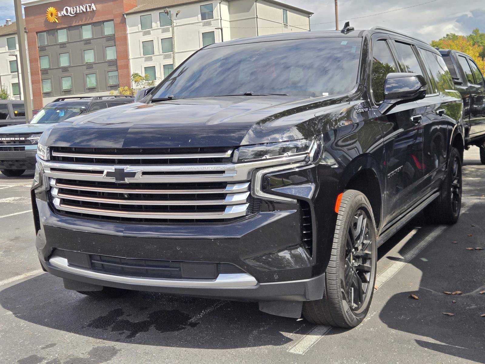 Used 2024 Chevrolet Suburban High Country w/ Premium Package 2 AWD/4WD image 2
