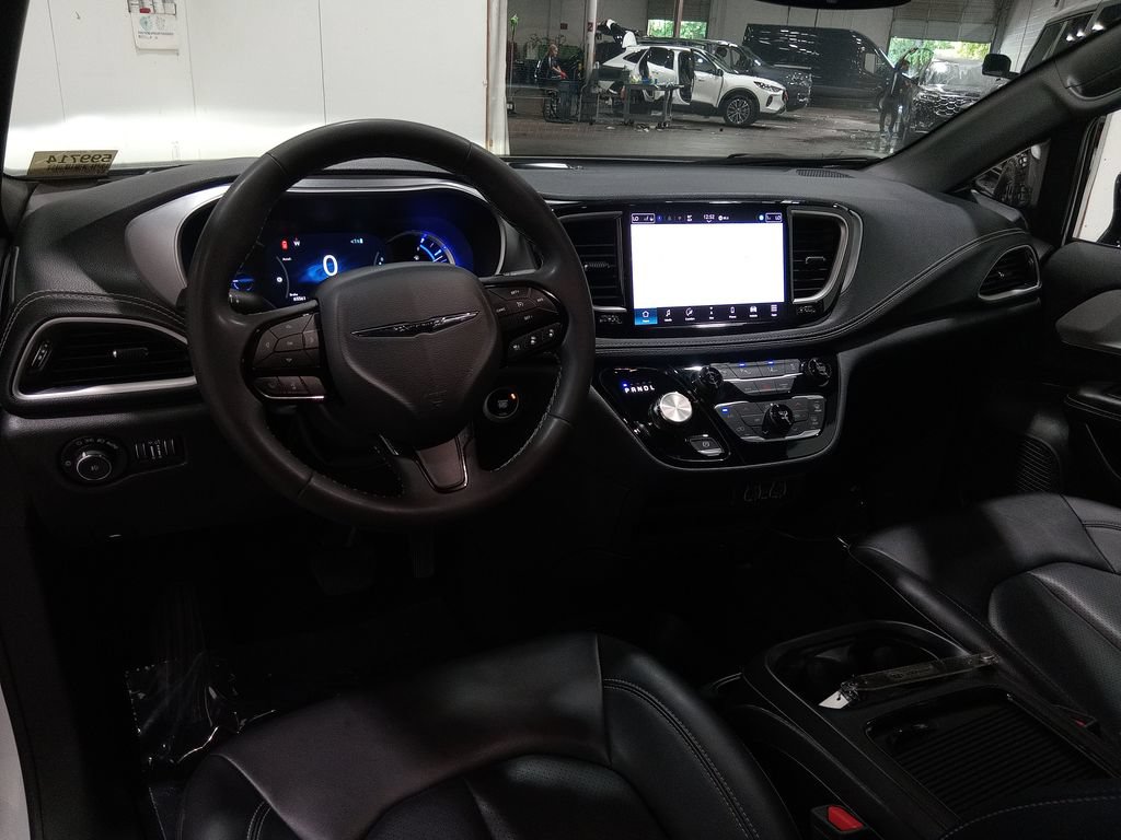 Used 2024 Chrysler Pacifica Limited FWD image 13