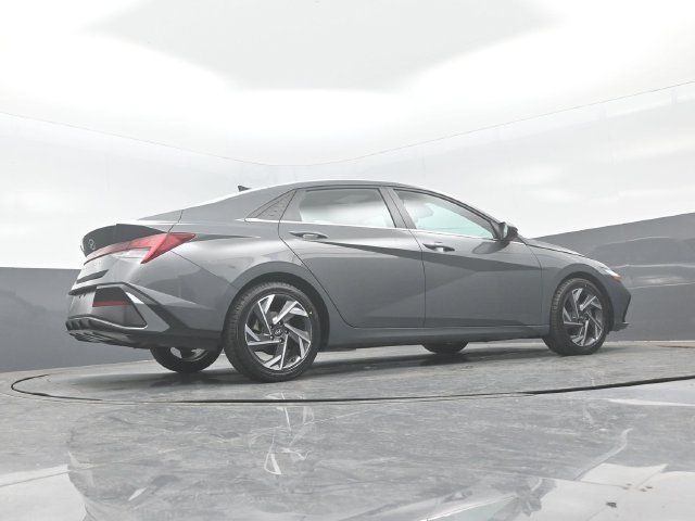 Used 2025 Hyundai Elantra SEL FWD image 24