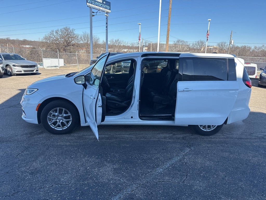Used 2025 Chrysler Pacifica Select image 8