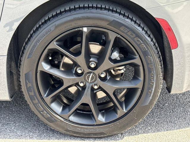 Used 2025 Chrysler Pacifica Limited FWD image 9