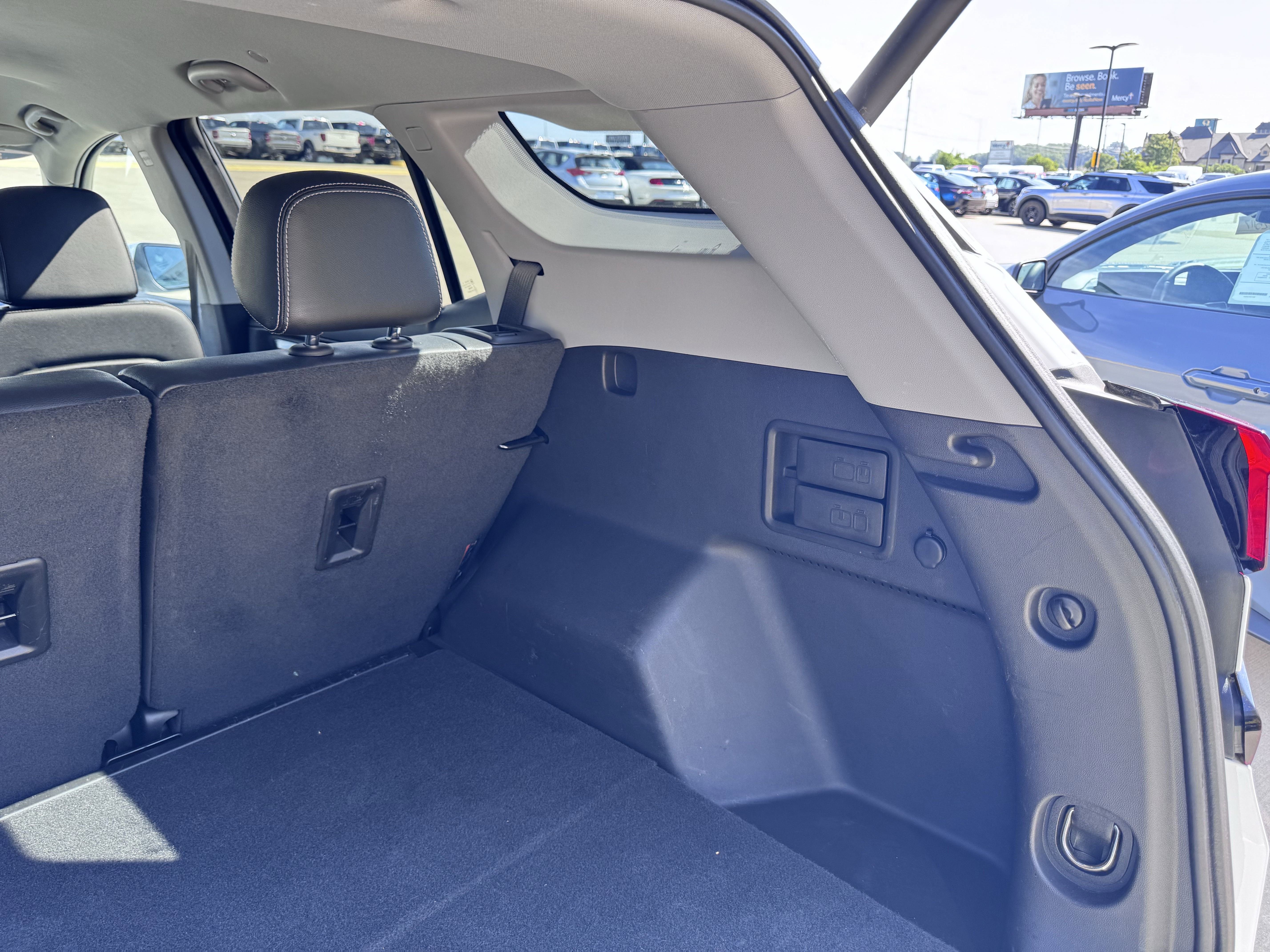 Used 2023 GMC Terrain SLT image 35