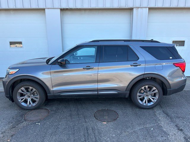 Certified 2022 Ford Explorer XLT w/ Equipment Group 202A AWD/4WD image 3