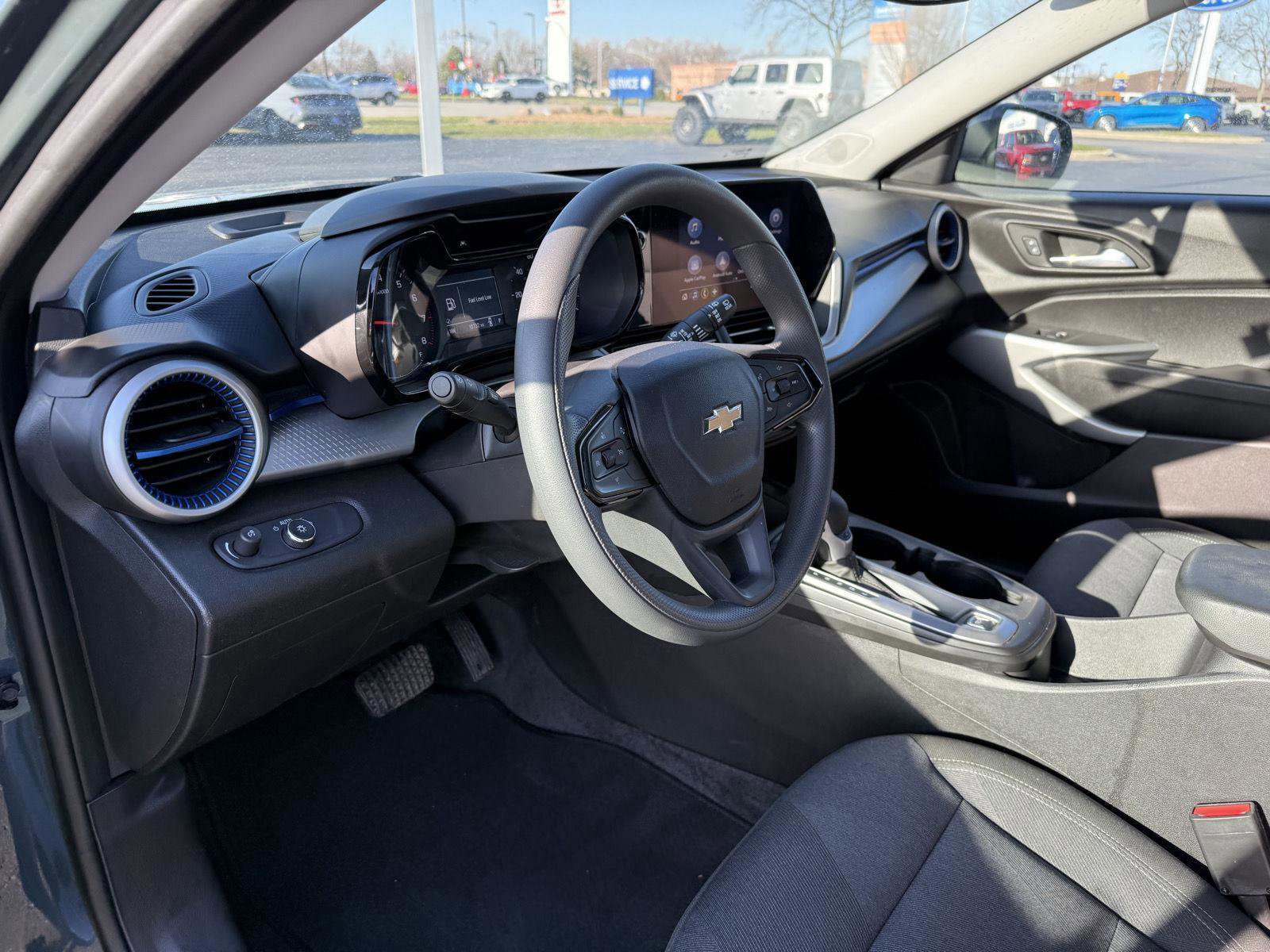 Used 2025 Chevrolet Trax LS w/ LS Convenience Package image 9