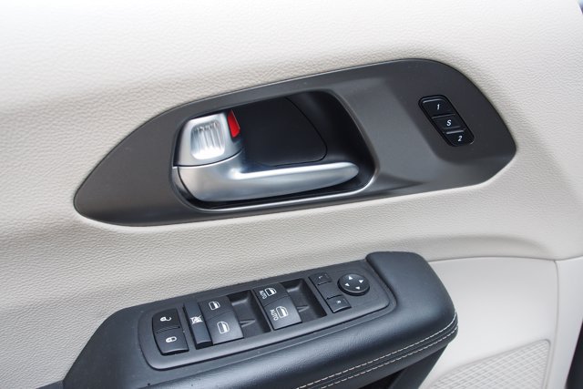 Used 2024 Chrysler Pacifica Touring-L FWD image 23