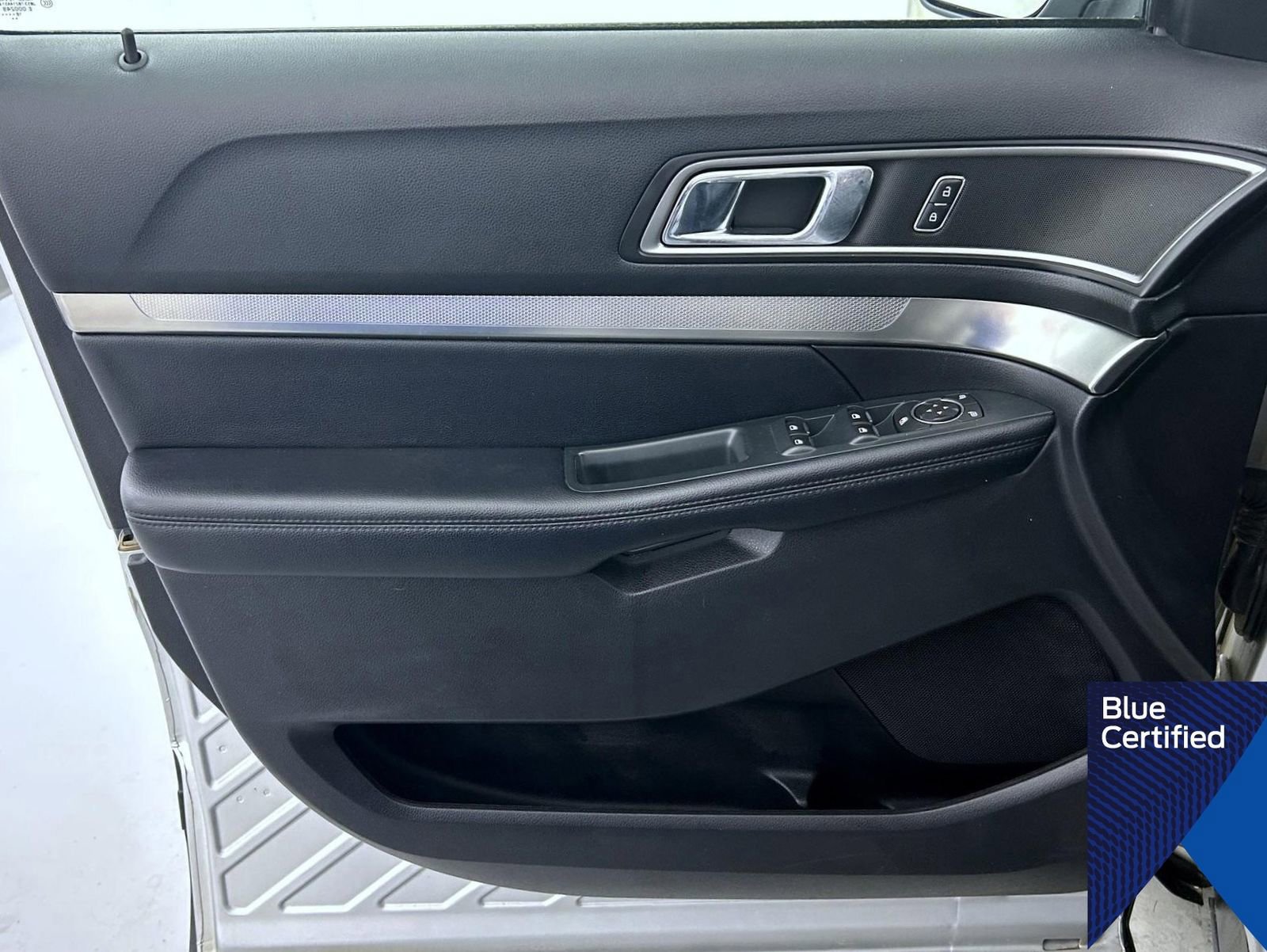 Certified 2018 Ford Explorer XLT w/ Equipment Group 202A image 9