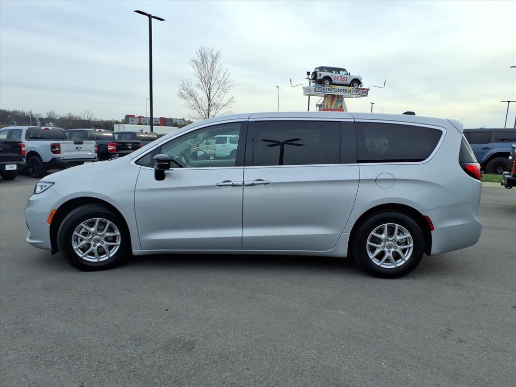 Used 2024 Chrysler Pacifica Touring-L image 2