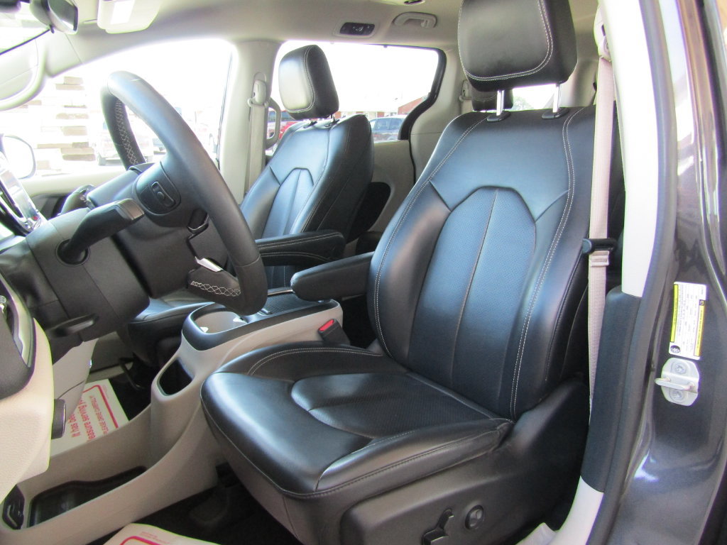 Used 2023 Chrysler Pacifica Touring-L FWD image 22