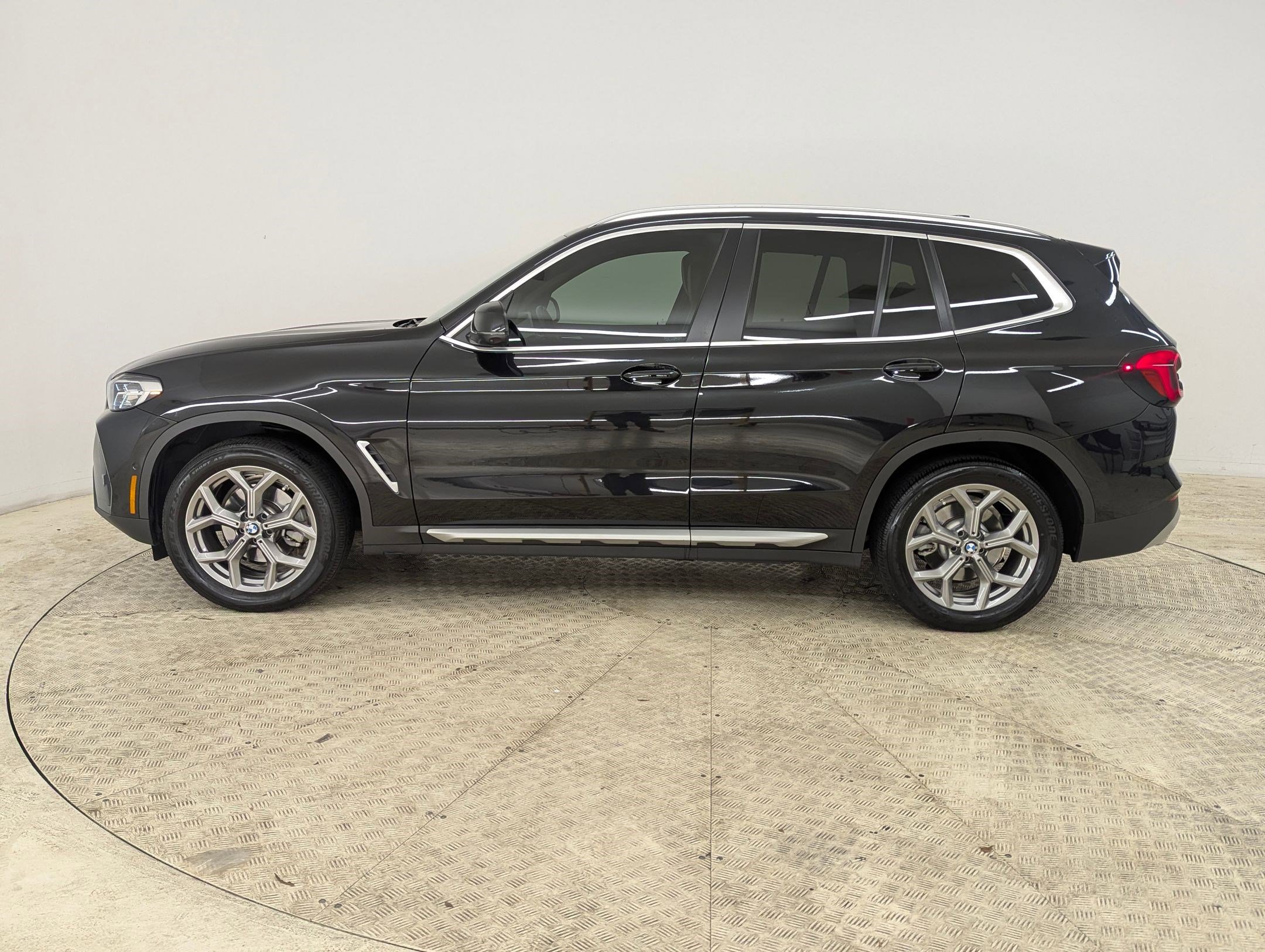 Used 2024 BMW X3 xDrive30i w/ Premium Package image 2