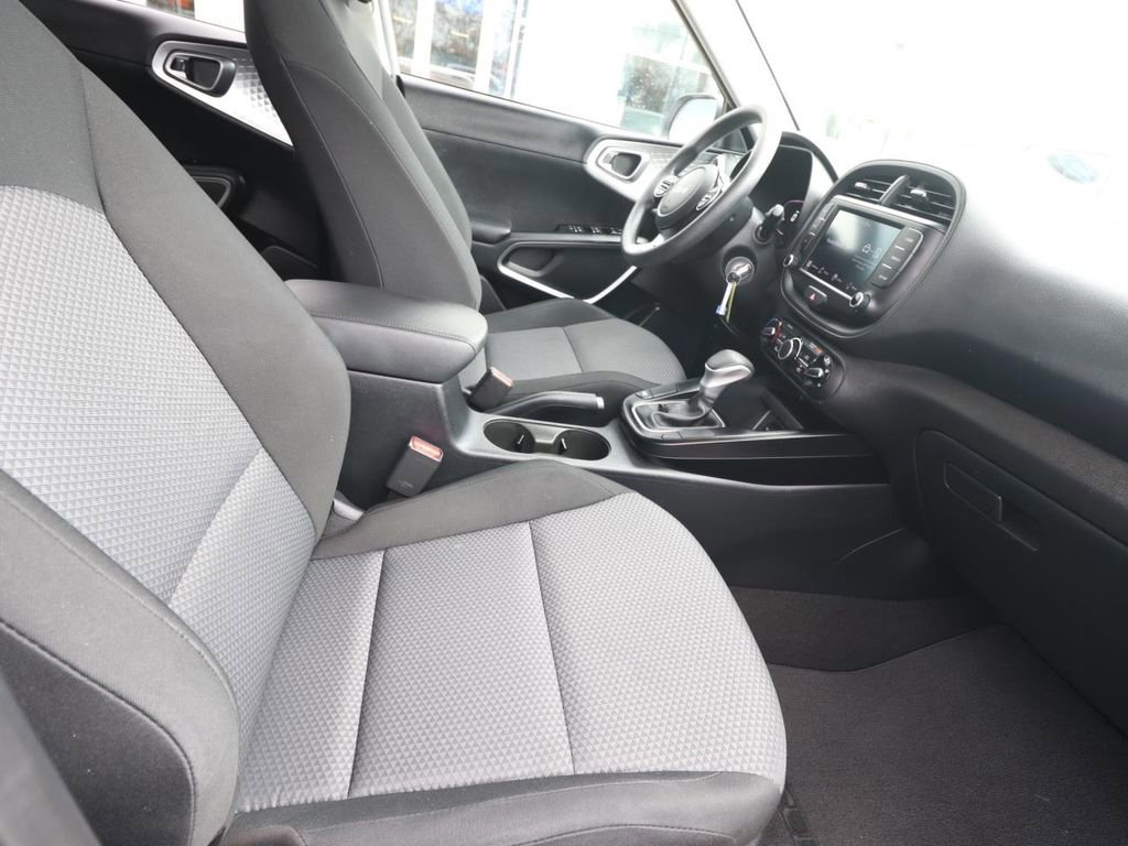 Used 2025 Kia Soul LX w/ LX Technology Package image 14