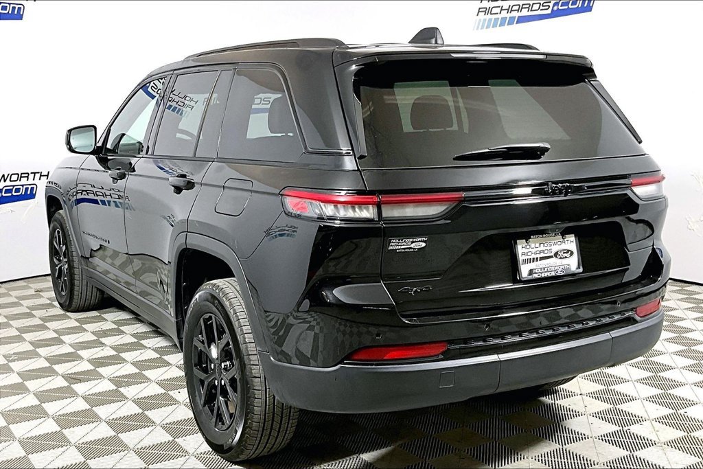 Used 2025 Jeep Grand Cherokee Altitude AWD/4WD image 8