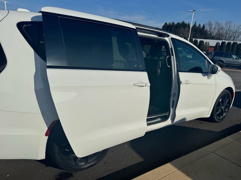 Used 2022 Chrysler Pacifica Touring-L w/ S Appearance Package image 6