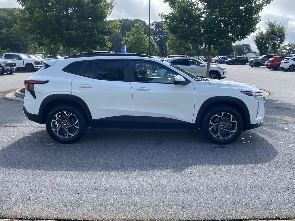 Used 2024 Chevrolet Trax LT FWD image 2