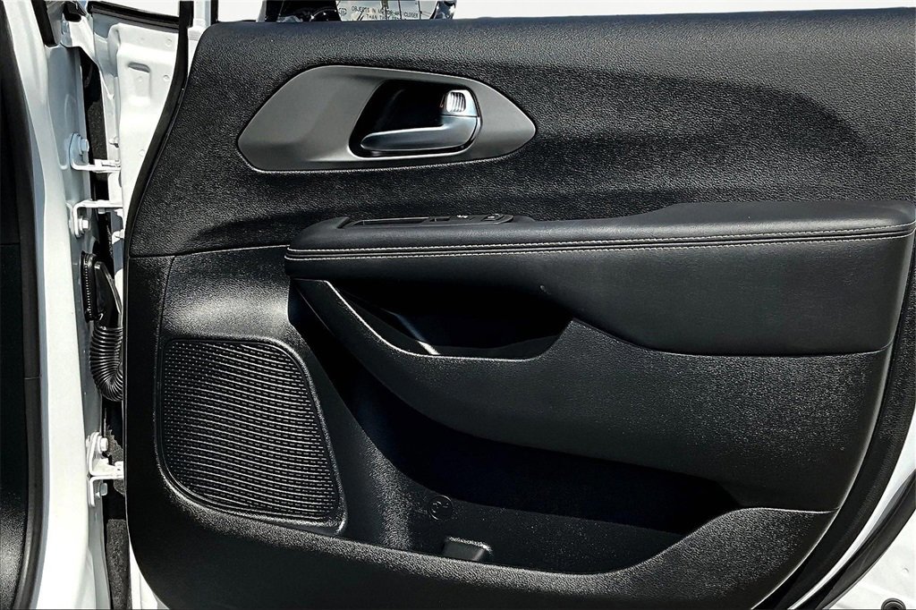 Used 2025 Chrysler Pacifica Select image 24