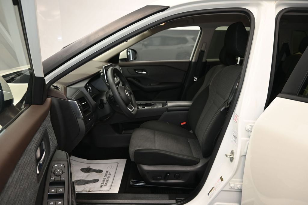 Used 2023 Nissan Rogue SV FWD image 13