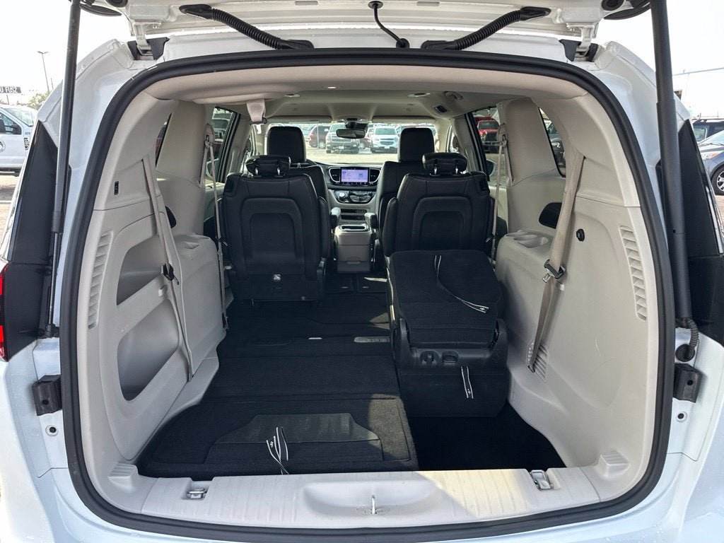 Used 2022 Chrysler Pacifica Touring-L FWD image 9