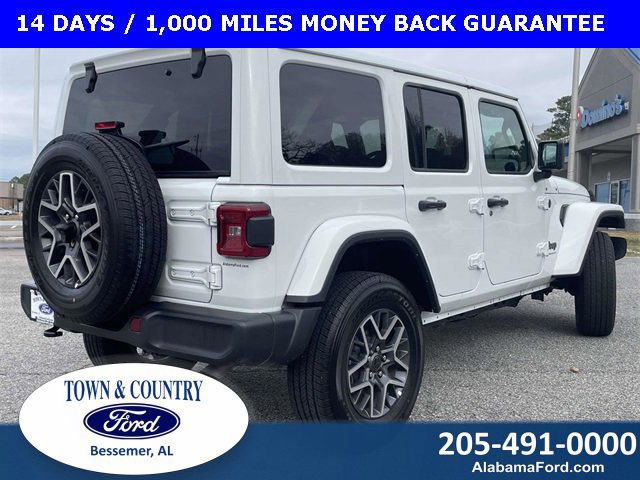Used 2025 Jeep Wrangler Sahara image 5